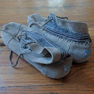 TOMS high top comfy shoes